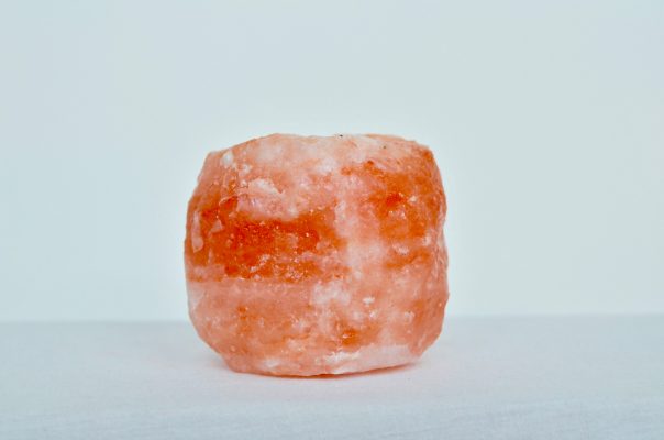 Telysholder håndlaget i saltkrystall fra Himalaya